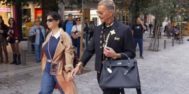 Ο Λάκης Γαβαλάς χαρίζει red carpet στιγμές στην καρδιά της Ερμού