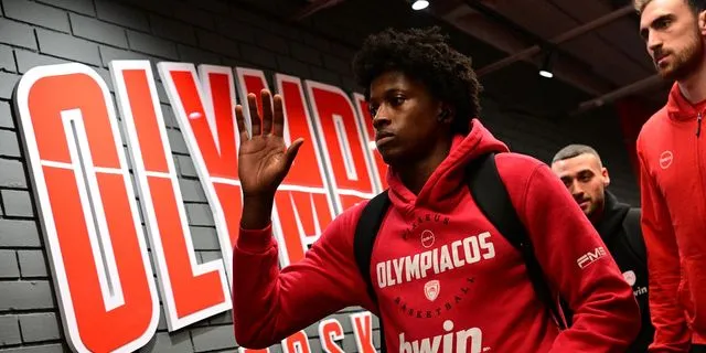 Με ανανεωμένο look εμφανίστηκε ο Νιλικίνα στο ματς του Ολυμπιακού κόντρα στη Βιλερμπάν