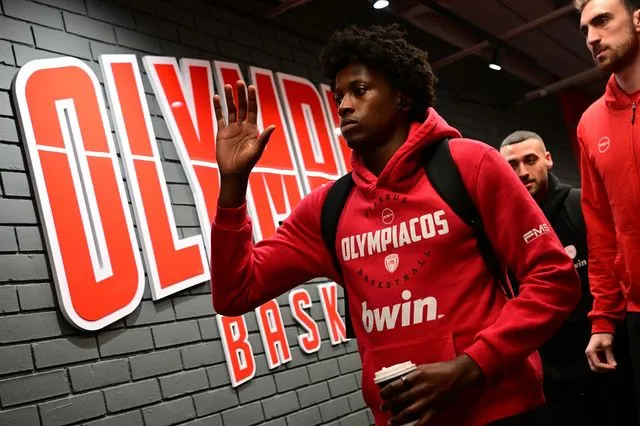 Με ανανεωμένο look εμφανίστηκε ο Νιλικίνα στο ματς του Ολυμπιακού κόντρα στη Βιλερμπάν