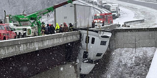 Βίντεο: Οδηγός νταλίκας κρεμόταν για 5 ώρες από γέφυρα ύψους 30 μέτρων