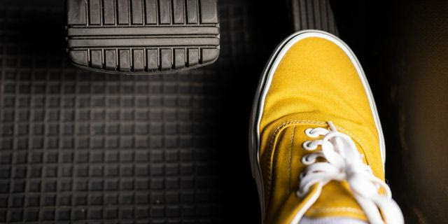 Πόδι στο γκάζι αυτοκινήτου