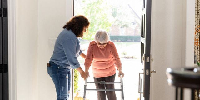 Συνελήφθη οικιακή βοηθός που έκλεβε ηλικιωμένους και άτομα με αναπηρία