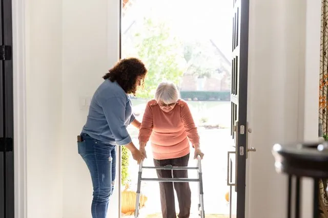 Συνελήφθη οικιακή βοηθός που έκλεβε ηλικιωμένους και άτομα με αναπηρία