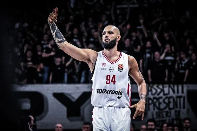 Η παρακάμερα του Ολυμπιακού και η ομιλία του Μπαρτζώκα στα αποδυτήρια