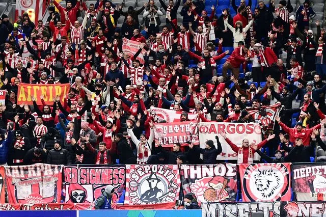 Φίλαθλοι του Ολυμπιακού στην Αστάνα