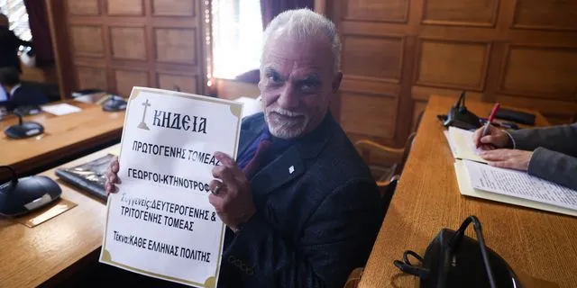 Βουλευτής της Ελληνικής Λύσης πήγε στην Εξεταστική για τον ΟΠΕΚΕΠΕ με κηδειόχαρτο