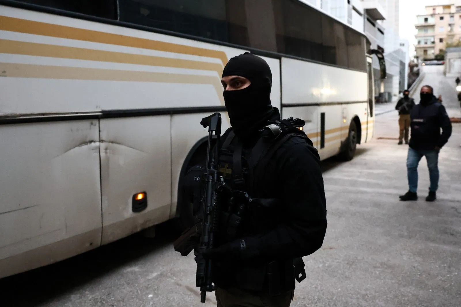 Οι συλληφθέντες οδηγούνται στο κτήριο της Ευρωπαϊκής Εισαγγελίας