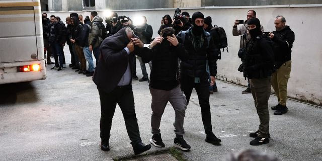 Οι συλληφθέντες οδηγούνται στο κτήριο της Ευρωπαϊκής Εισαγγελίας