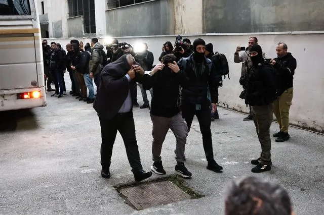 Οι συλληφθέντες οδηγούνται στο κτήριο της Ευρωπαϊκής Εισαγγελίας