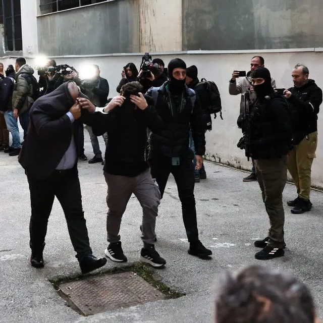 Οι συλληφθέντες οδηγούνται στο κτήριο της Ευρωπαϊκής Εισαγγελίας