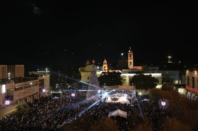 Το χριστουγεννιάτικο δέντρο άναψε στη Βηθλεέμ