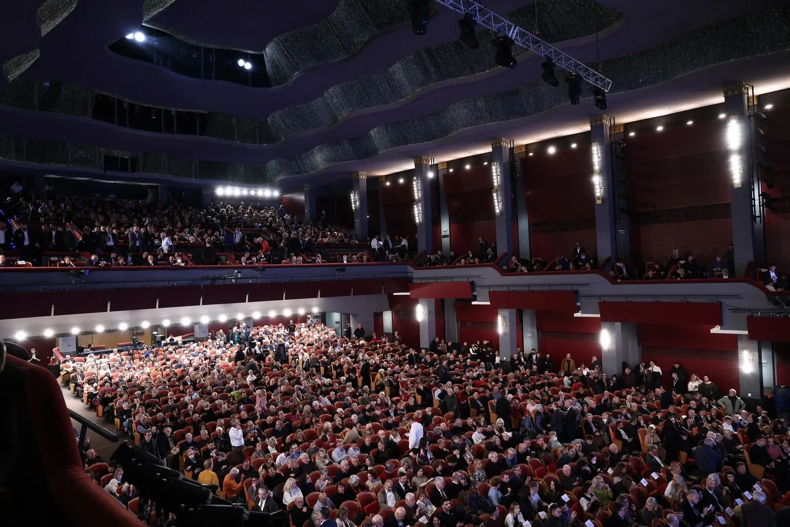 Κατάμεστο το θέατρο Παλλάς κατά την παρουσίαση του βιλίου «Ιθάκη» του Αλέξη Τσίπρα