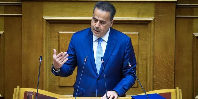 Ο Σταύρος Παπασταύρου στη Βουλή