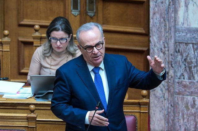 Βουλή: Σύγκρουση Παπαθανάση – Πολάκη για την εκλογή Πιερρακάκη στο Eurogroup