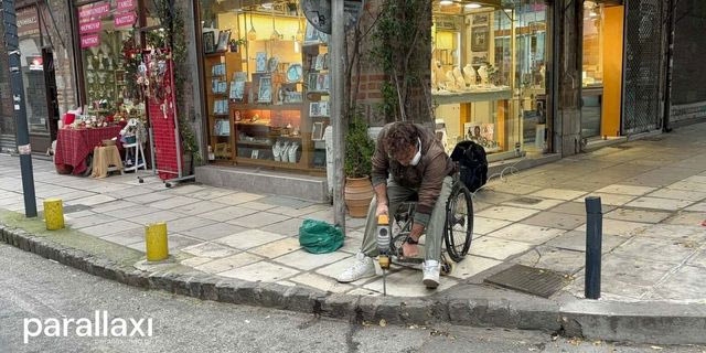 Θεσσαλονίκη: Ανάπηρος τρύπησε το πεζοδρόμιο και έφτιαξε ράμπα