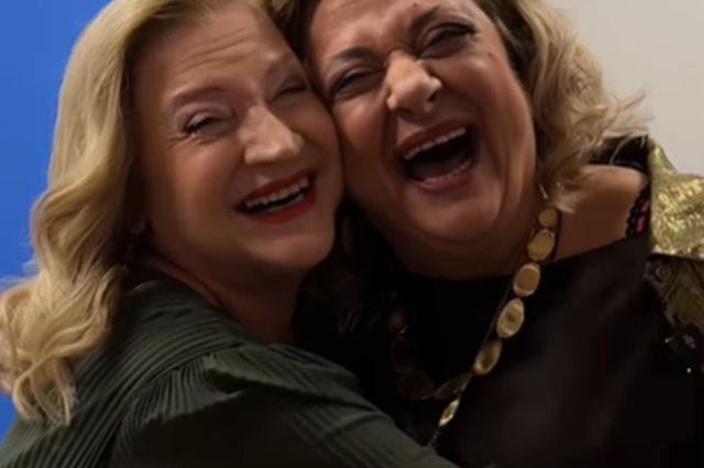 Reunion “Στο παρά πέντε”: Η Ζουμπουλία συναντά τη συμπεθέρα της στα καμαρίνια