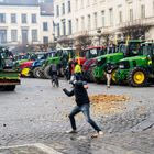 Απίστευτες εικόνες στις Βρυξέλλες: Πολίτες μάζευαν τις πατάτες που πέταξαν οι αγρότες