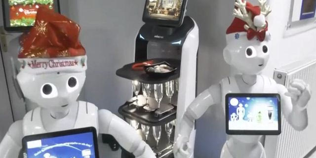 Θεσσαλονίκη: Ρομπότ λένε τα κάλαντα σε κλινική του “Γ. Γεννηματάς” – Βίντεο