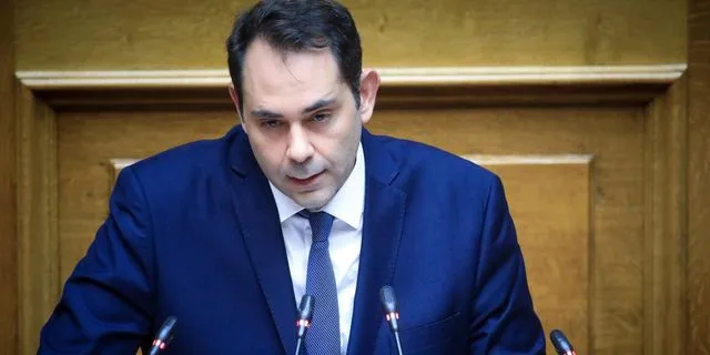 Ο Θάνος Πετραλιάς στη Βουλή