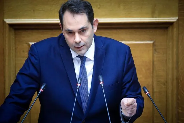 Ο Θάνος Πετραλιάς... "επικαλέστηκε το δικαίωμα στην σιωπή" για τα 820 ευρώ μισθό