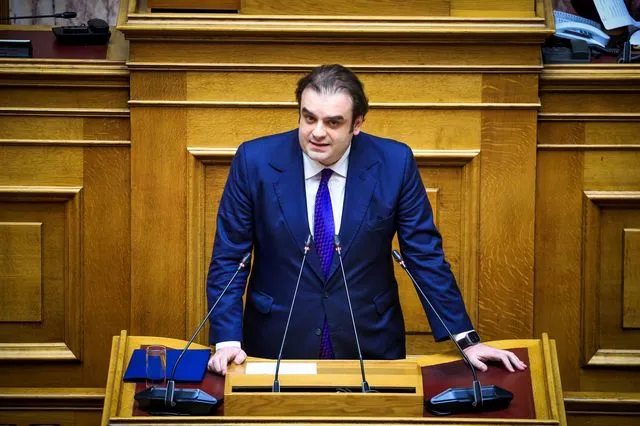 Ο Κυριάκος Πιερρακάκης στην ολομέλεια της Βουλής