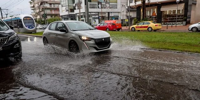 Βροχή, πλημμυρισμένοι δρόμοι