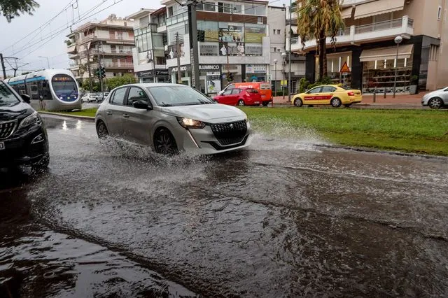 Βροχή, πλημμυρισμένοι δρόμοι