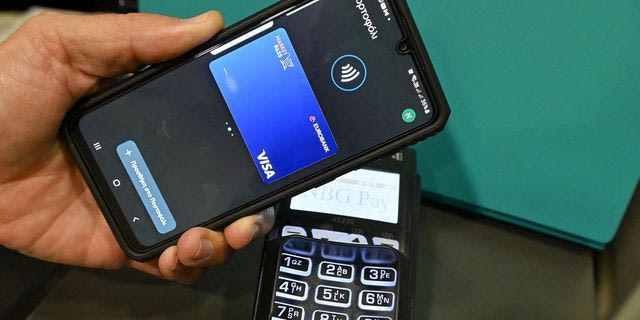 IRIS: Αλλάζουν από σήμερα οι πληρωμές σε καταστήματα και e‑shops – Τα πρόστιμα