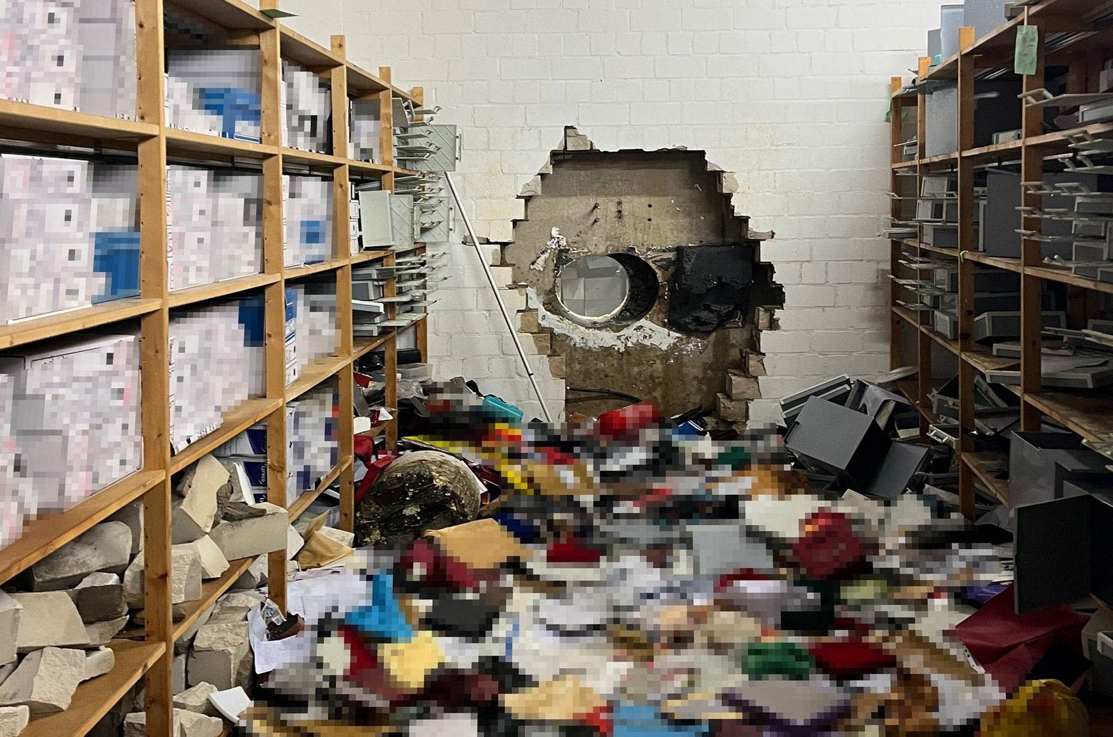 Πρωτοφανές ριφιρί στη Γερμανία - Τρύπησαν τοίχους και παραβίασαν χιλιάδες θυρίδες