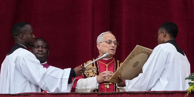 Ο Πάπας Λέων ΙΔ΄ εκφωνεί την ευλογία των Χριστουγέννων