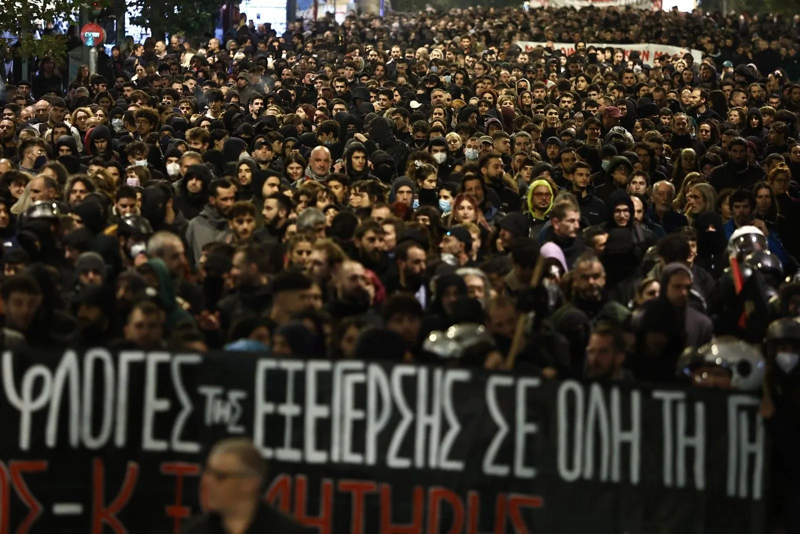 «Αυτές οι μέρες είναι του Αλέξη»: Μεγαλειώδης πορεία για τα 17 χρόνια από τη δολοφονία του