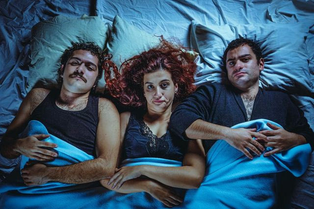 Τι κάνουν μαζεμένοι τόσοι άυπνοι άνθρωποι στον Κεραμεικό;