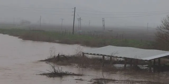 Κακοκαιρία Byron: Συναγερμός στα Φάρσαλα, υπερχείλισε ο Ενιπέας – Πλημμύρες και διακοπές κυκλοφορίας