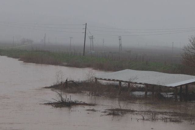 Κακοκαιρία Byron: Συναγερμός στα Φάρσαλα, υπερχείλισε ο Ενιπέας – Πλημμύρες και διακοπές κυκλοφορίας