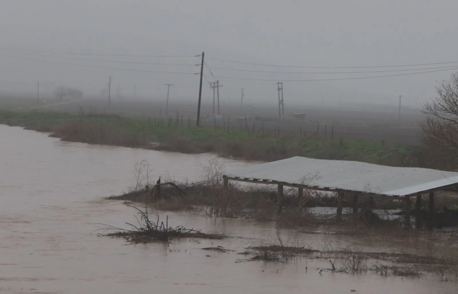 Κακοκαιρία Byron: Συναγερμός στα Φάρσαλα, υπερχείλισε ο Ενιπέας - Πώς θα κινηθούν τα φαινόμενα