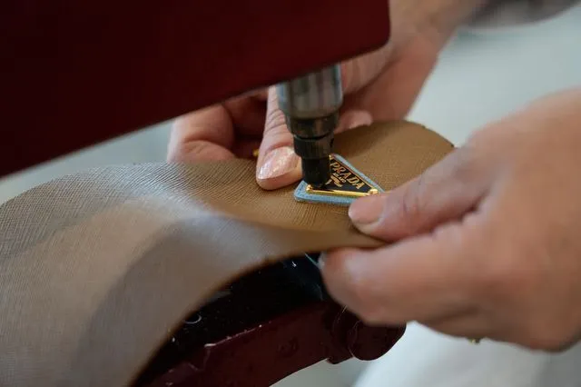 Η Prada εξαγόρασε τον οίκο Versace – Το αστρονομικό ποσό του deal