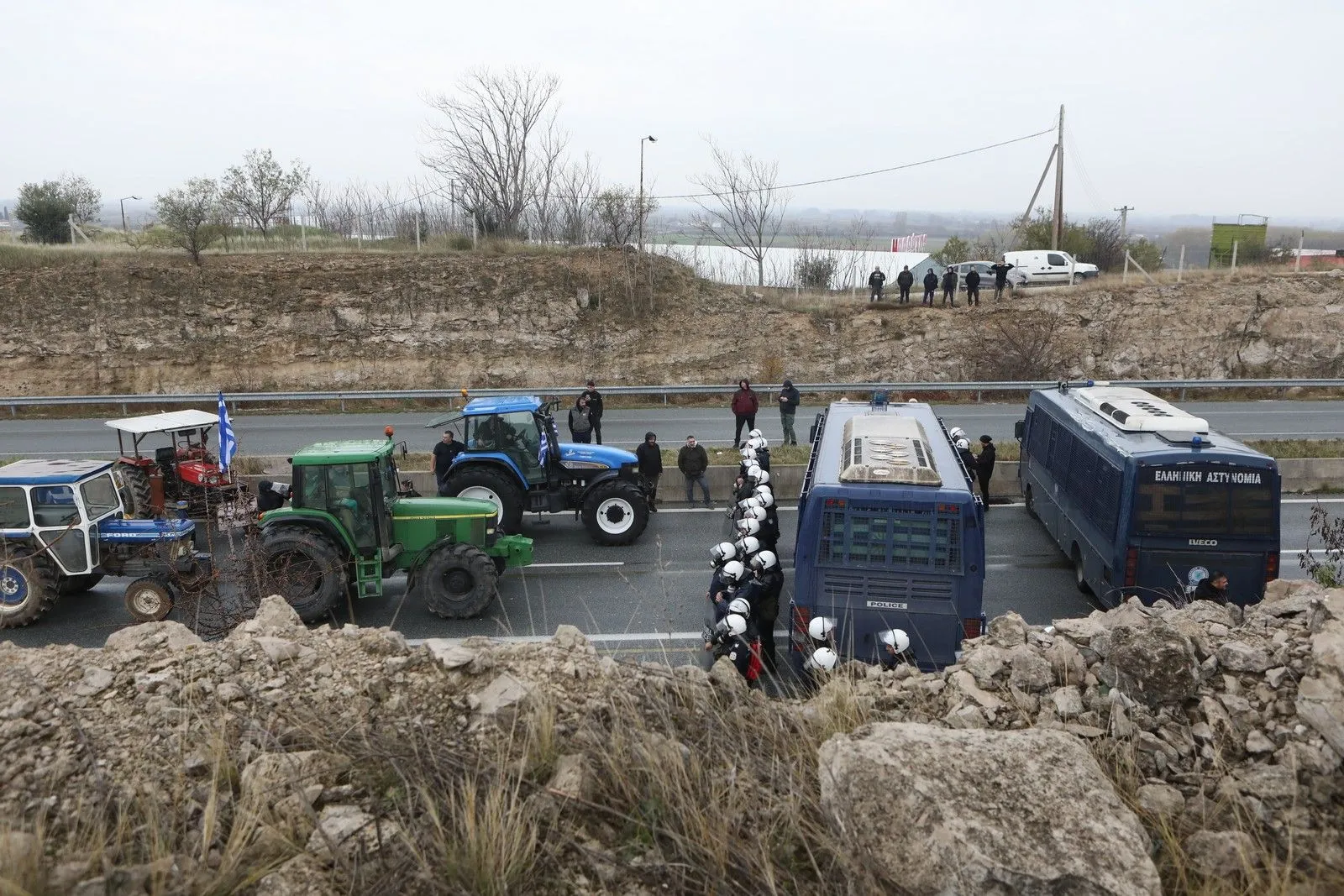 Μπλόκο της Ελληνικής Αστυνομίας στους αγρότες που κατευθύνονται στο Τελωνείο του Προμαχώνα Σερρών