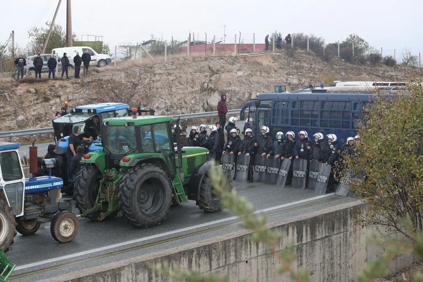 Μπλόκο της Ελληνικής Αστυνομίας στους αγρότες που κατευθύνονται στο Τελωνείο του Προμαχώνα Σερρών