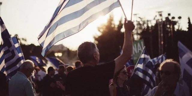 Διαδηλωτής σε συγκέντρωση (φωτογραφία αρχείου)