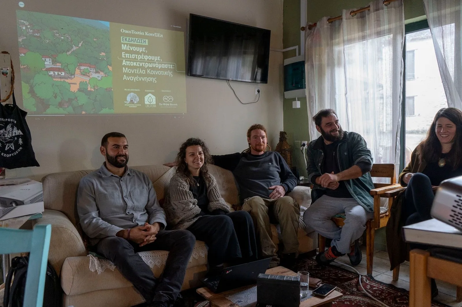 Η Κοιν.Σ.Επ. Οικοτοπία, που δημιουργήθηκε το 2024 με την υποστήριξη των Ψηλών Βουνών και σκοπό την αναγέννηση του Καλοχωρίου, υποδέχεται τους πρώτους δύο νέους κατοίκους. Συζήτηση για την αποκέντρωση και γιορτή.