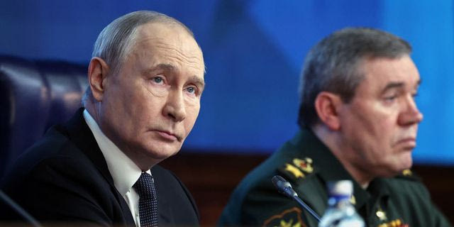 Ο Ρώσος πρόεδρος Βλαντιμίρ Πούτιν και ο Ρώσος αρχηγός του Γενικού Επιτελείου Στρατού στρατηγός Βαλέρι Γκεράσιμοφ παρευρίσκονται στην ετήσια συνεδρίαση του διοικητικού συμβουλίου του Υπουργείου Άμυνας της χώρας στη Μόσχα, την Τετάρτη 17 Δεκεμβρίου 2025