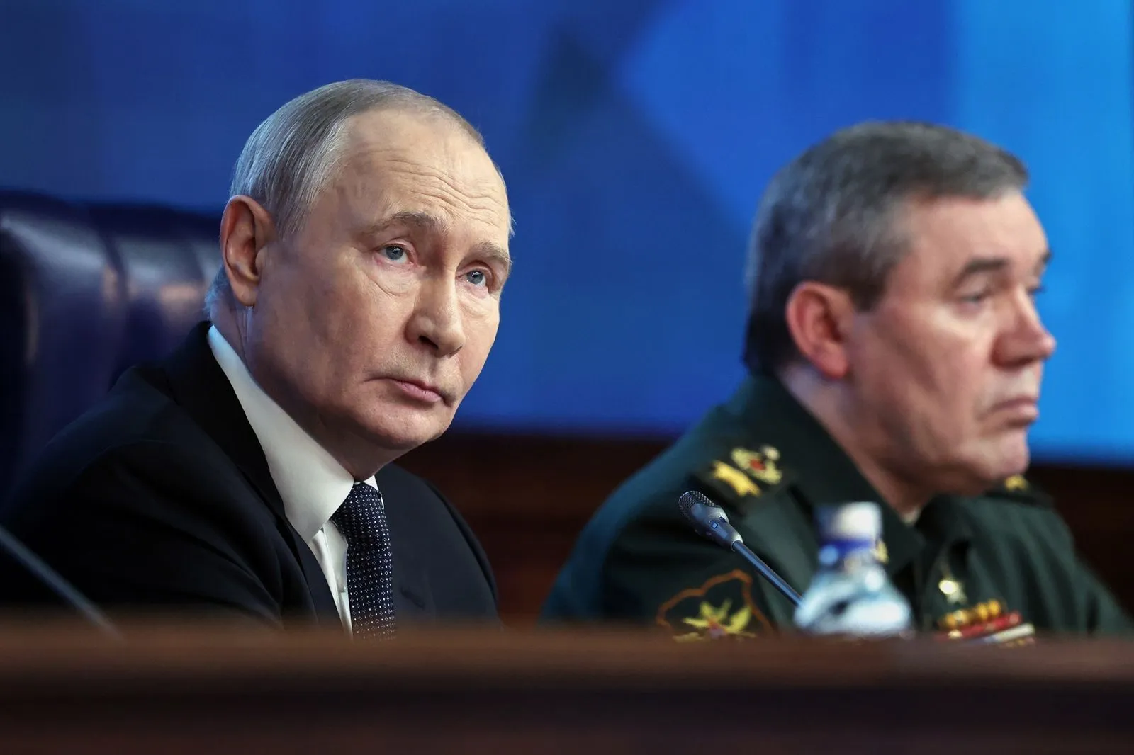 Ο Ρώσος πρόεδρος Βλαντιμίρ Πούτιν και ο Ρώσος αρχηγός του Γενικού Επιτελείου Στρατού στρατηγός Βαλέρι Γκεράσιμοφ παρευρίσκονται στην ετήσια συνεδρίαση του διοικητικού συμβουλίου του Υπουργείου Άμυνας της χώρας στη Μόσχα, την Τετάρτη 17 Δεκεμβρίου 2025