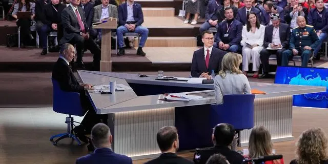 “Να ξεκινήσουμε να πίνουμε;” – Τα σαρκαστικά μηνύματα που εμφανίστηκαν στην ομιλία Πούτιν