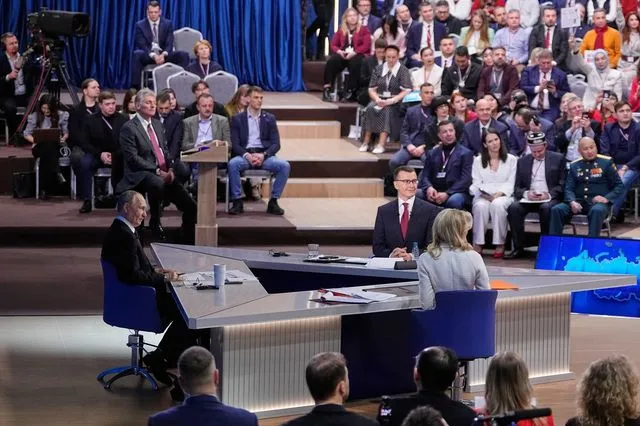 “Να ξεκινήσουμε να πίνουμε;” – Τα σαρκαστικά μηνύματα που εμφανίστηκαν στην ομιλία Πούτιν