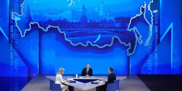 O μεγάλος χάρτης στον τοίχο πίσω από τον Πούτιν στο τηλεοπτικό στούντιο, φαίνεται να περιλαμβάνει τις περιοχές της Ουκρανίας που η Ρωσία διεκδικεί ως έδαφός της: Κριμαία, Ντόνετσκ, Λουχάνσκ, Ζαπορίζια και Χερσώνα.