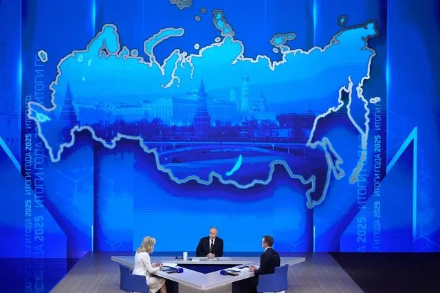 O μεγάλος χάρτης στον τοίχο πίσω από τον Πούτιν στο τηλεοπτικό στούντιο, φαίνεται να περιλαμβάνει τις περιοχές της Ουκρανίας που η Ρωσία διεκδικεί ως έδαφός της: Κριμαία, Ντόνετσκ, Λουχάνσκ, Ζαπορίζια και Χερσώνα.