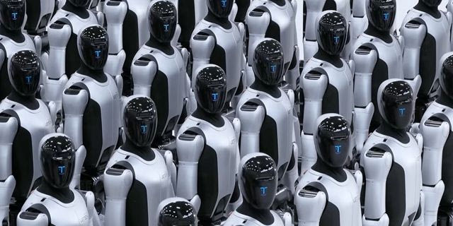 Tο δυστοπικό μέλλον είναι εδώ: Στρατός ρομπότ παρελαύνει σε εργοστάσιο της Κίνας