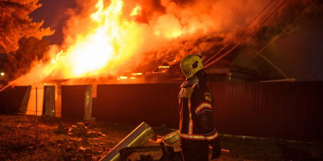 Πυροσβέστης σε φλεγόμενο κτήριο (φωτογραφία αρχείου)