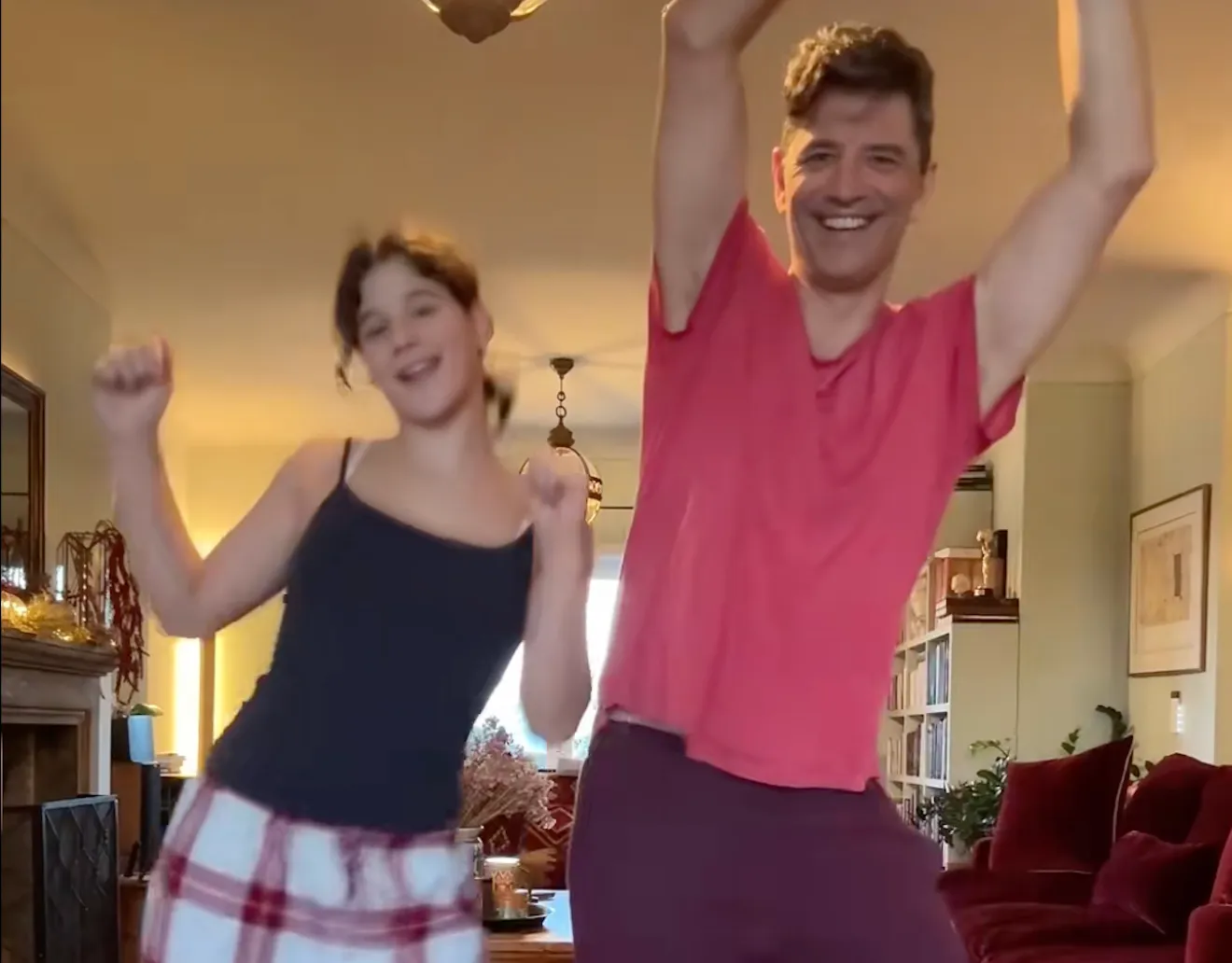 Ο Σάκης Ρουβάς χορεύει με την μικρή του κόρη και το βίντεό τους γίνεται viral