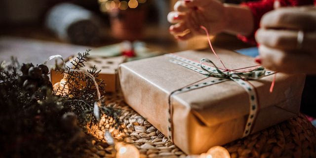 Secret Santa: Πώς γεννήθηκε η “μυστηριώδης” χριστουγεννιάτικη παράδοση